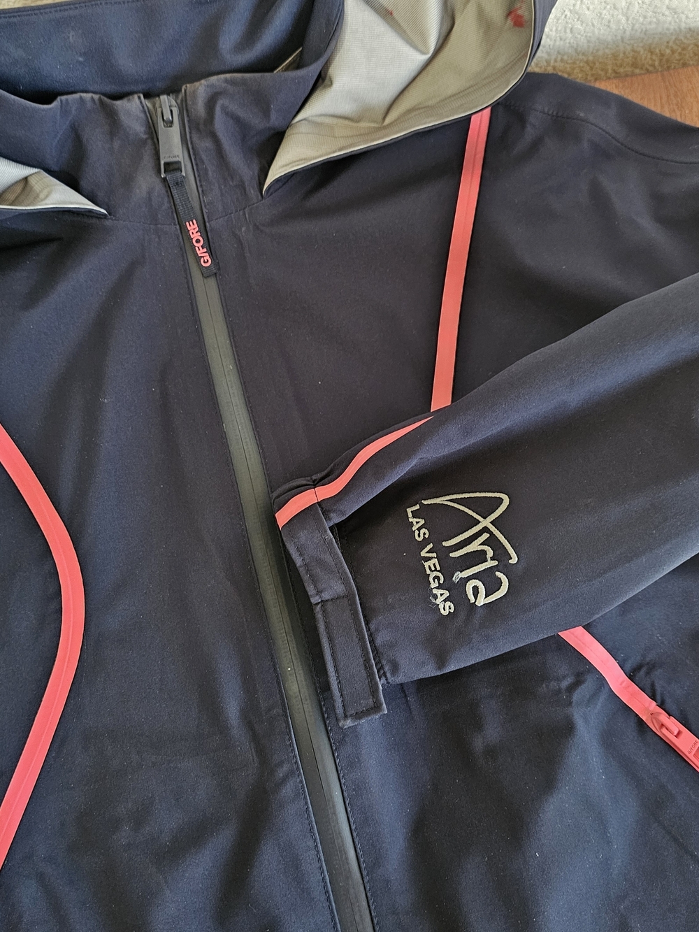 G/FORE Women's Hooded Shell-style Rain & Wind Resistant Size Small, Navy & Pink